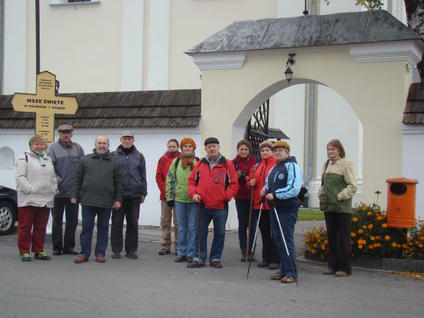 przed bramką w murze obronnym okalającym kościół pw. św. Stanisława b-pa z 1754-57 r. - z przewodnikiem p. Wojciechem Orłowskim.
