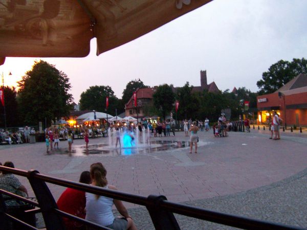 DEPTAK I GRAJĄCA FONTANNA