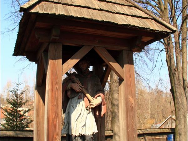 Drewniany kościół konstrukcji zrębowej pw. św. Sebastiana, wzniesiony w roku 1737. W roku 1980 był gruntownie odnawiany z całkowitą wymianą gontów. W  obrębie o