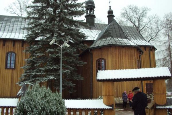 przy furcie w stylowym ogrodzeniu kościoła - tu czekamy na pana Rafała - kościelnego, który opowie nam m.in. o tym że pod prezbiterium tego kościoła jest krypta