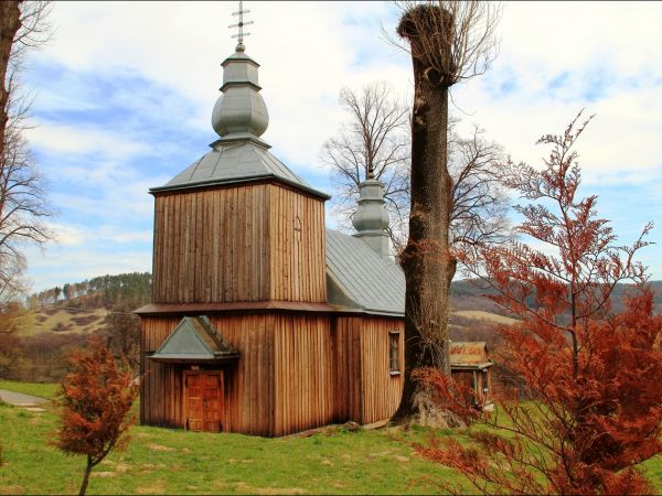 Dawna cerkiew filialna greckokatolicka pw. Przemienienia Pańskiego w Siemuszowej - ( od 1946 r. kościół filialny rzymskokatolicki p.w. Chrztu Pańskiego), wznies