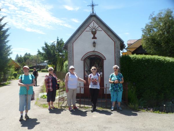 droga z Zarszyna - w prawo do Odrzechowej, w lewo do Posady Zarszyńskiej a tu na rozstajach kapliczka przydrożna - duża, solidna, tzw. domkowa, zadbana, uposażo