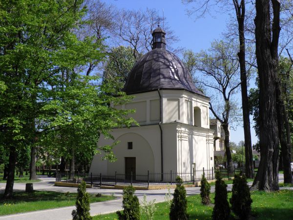 Kaplica / dawne prezbiterium / po Cerkwi grecko-katolickiej w parku " Baśki " Puzon.