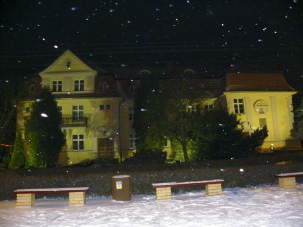 Liceum ogólnokształcące zimową nocą