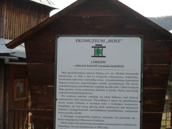 plansza z informacjami o świątyni, nawet o tym kto ma klucze.