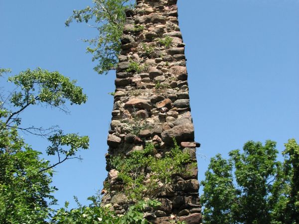 Monument ku czci ... ? Nie to po prostu  zachowana ściana średniowiecznego kościoła.