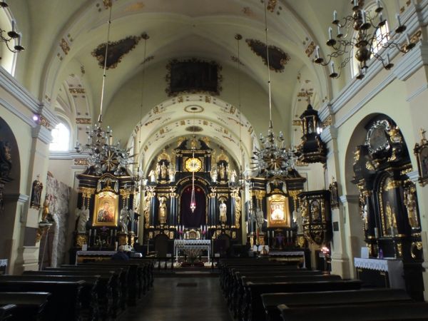 wnętrze kościoła p w. Zesłania Ducha Św.