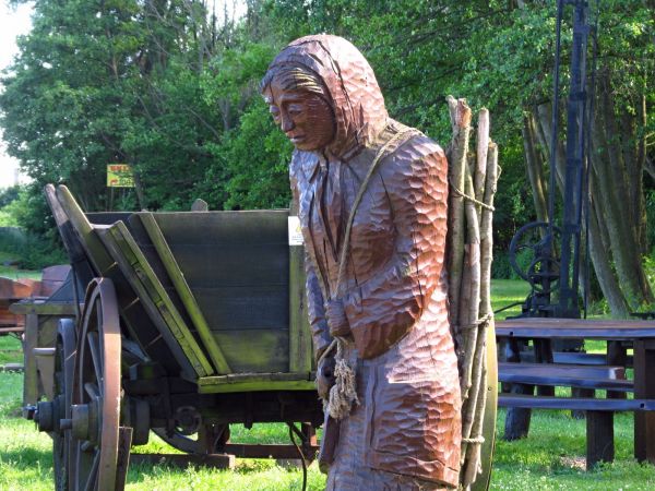 Skansen starych przedmiotów gospodarstwa rolnego oraz domowego, dodatkowo odpoczynek w trakcie podróży drogą nr 25 między Bydgoszczą a Tucholą  przy smacznym je