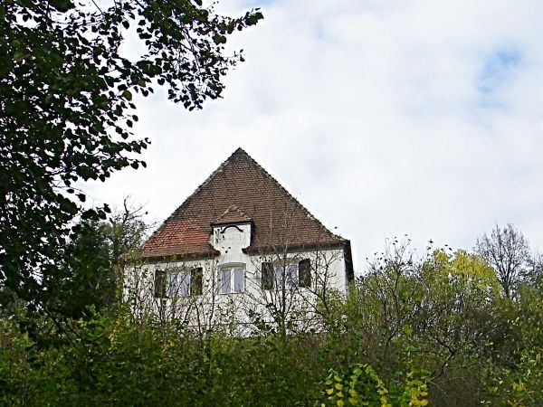 czas drugiej wojny światowej większą część gospodarstwa zburzono w tym budynku mieszkali młodzi żołnierze drugiej wojny światowe Niemiec