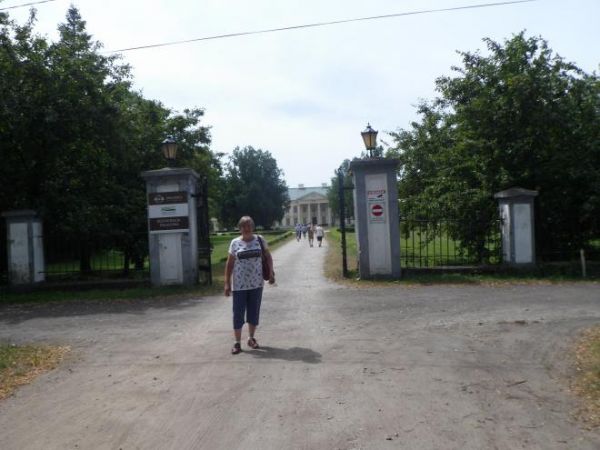 przed bramą główną do Pałacu Walewskich.