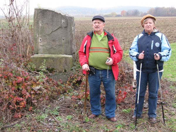 przed/obok zdewastowanego pomnika/obelisku wzniesionego tym, co zginęli w czasach walk o utrwalanie władzy ludowej - usunięta tablica. Na skraju wsi - od Bukows
