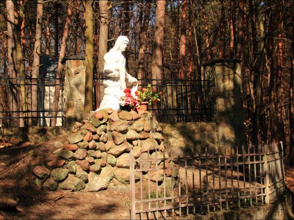 Bazylika Zwiastowania NMP w Leżajsku – wzniesiona w miejscu, gdzie według tradycji ukazała się w 1590 roku Tomaszowi Michałce Matka Boska. Sprawują nad nią opie