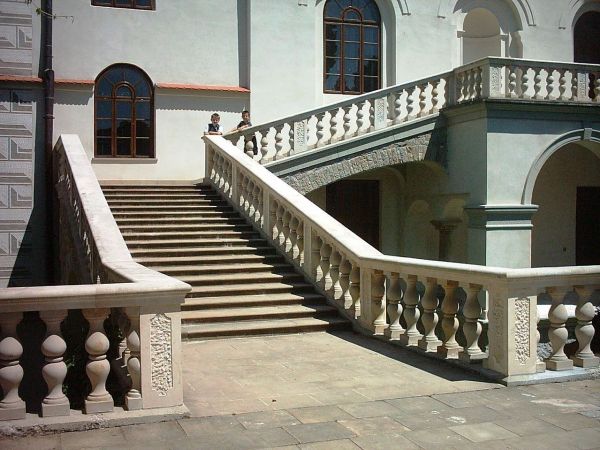 Jedna z najpiękniejszych rezydencji pałacowych w Polsce. Położona 10 km na południe od Przemyśla.  Zamek - pałac powstał w XVI wieku.  Przez kolejne lata rozbud