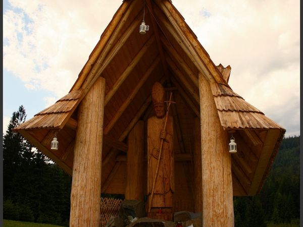 Pomnik Papieża JP II ufundowany przez sołtysa wsi Zubrzyca Górna. Zatrzymuje się tu każdy kto przejeżdza przez Zubrzycę Górną. Niedaleko pomnika znajduje sie ba