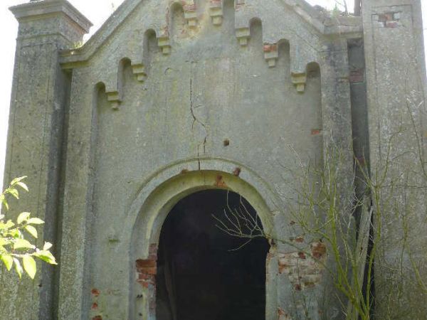 Zrujnowane mauzoleum włascicieli Zębowa rodziny Bergerów z 1871 roku