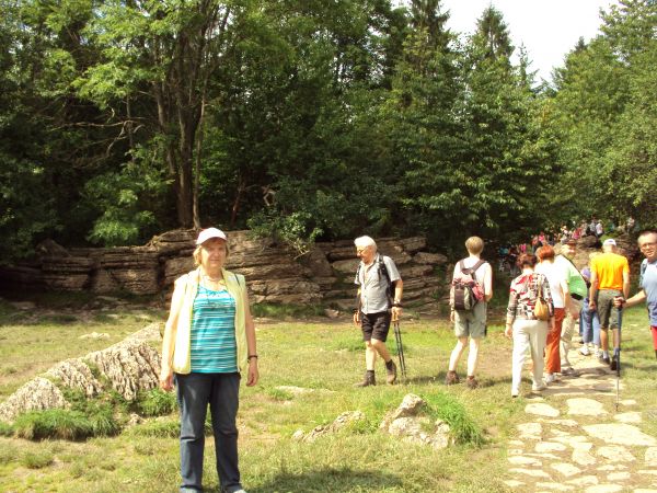 na polanie Kamienne Księgi - po wyjściu z wąwozu - na szlaku na g. Wysoką, tam też stoły i ławy biwakowe. Stąd już blisko : w lewo na g. Smerekową - 1014m npm i
