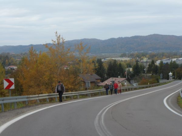 z serpentyn drogi krajowej - widok na Zasław a hen za Sanem pasmo Gór Sanocko- Turczańskich. W Zasławiu podczas okupacji był obóz dla Żydów, tam poniosło śmierć