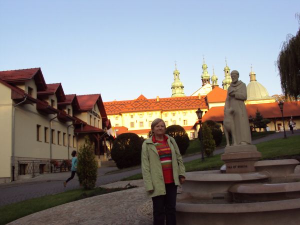 na wirydarzu - przed figurą św. Franciszka. Przed zespołem kościelnym: widoczny - sklep z dewocjonaliami, zaś po lewej: Dom Pielgrzyma i Muzeum Misyjne oraz duż