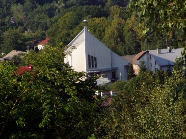 Trochę nietypowy widok na kościół w Hermanowej