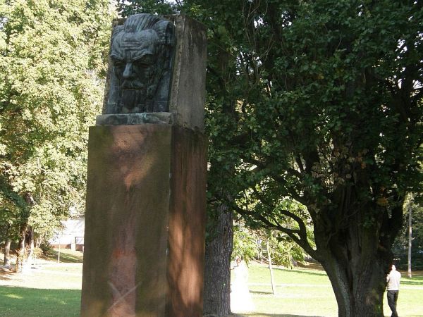 Nałęczów - popiersie Stefana Żeromskiego w Parku Zdrojowym