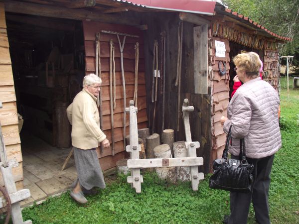 przed galeriami / ekspozycjami - w skansenie u Tomka Kędry.