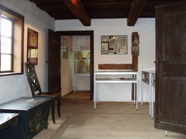 Chałupa gburska z  Piechowic – datowana na k. XVIII w. Część podcienia zabudowana w latach 80-tych XIX w. Miejsce spotkań twórców ludowych oraz zespołu folklory