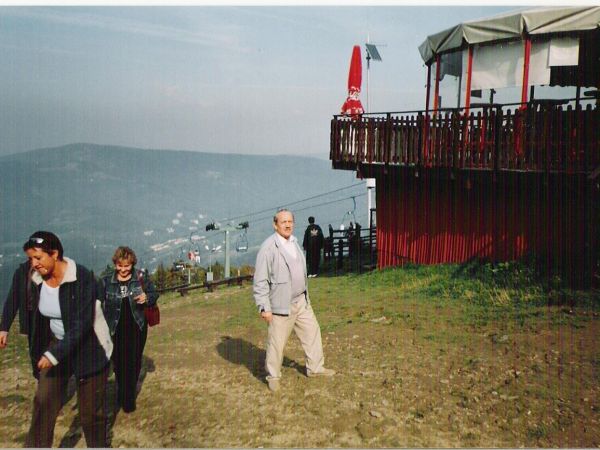 przy peronie kolejki krzesełkowej - na zboczu góry Czantoria. Hen pasmo Równicy - tam na odkrytej fragmentami wierzchowinie mnóstwo atrakcji dla turystów, warto