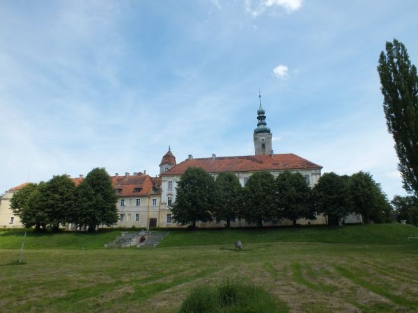 widok na pałac i kościół