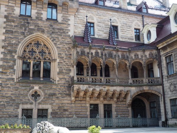 Badacze historii zadumają się nad nierozwiązaną osoby architekta i jego "wizją pijanego dekoratora", jak określają zamek niektórzy. - za : "Poznaj swój kraj"  n