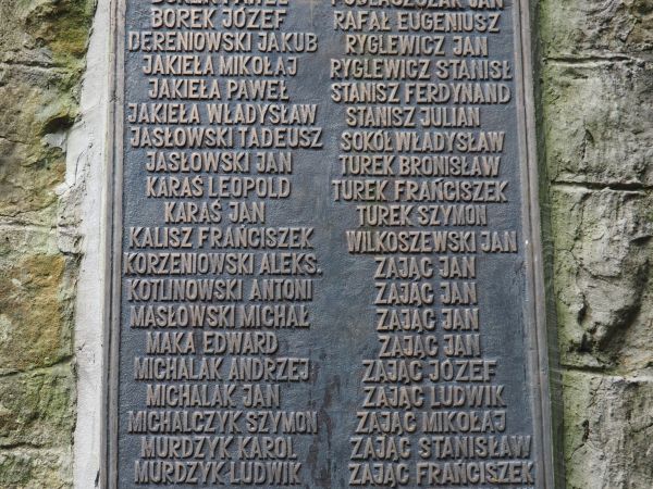 tablica - na pomniku / kurhanie w Lesie Grabińskim, niektórzy z ofiar pochodzili z okolicznych wsi, ich rodziny - bywało, że wiedziały iż tu zabito syna, ojca,