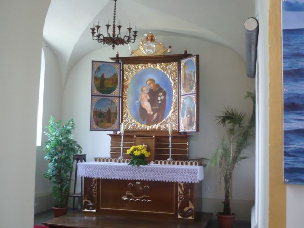 Ołtaarz boczny po lewe stronie.