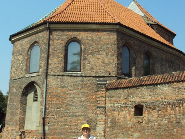 kościół pw. św. Marcina - z przyległym murem obwodowym dawnego zamku książęcego.