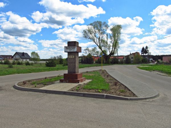 Pomnik pamięci Leona Landowskiego w Starej Czarnej Wodzie, u zbiegu ulic Długiej, Polnej i Starowiejskiej.