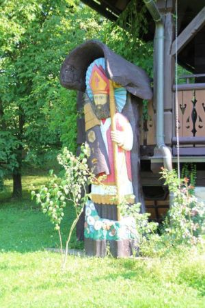 biskup święty Ambroży - ten od miodów, kitów i wosków i patron wszelkich zawodów pasiecznych - bo tam roboty co niemiara - bo to znaleźć miejsce na pasiekę, obs