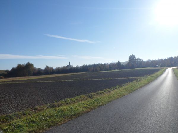 wędrując z odkrytej wierzchowiny przekroczyliśmy granicę Gminy Zarszyn i tu jesteśmy na terenie Gminy Bukowsko i wchodzimy do wsi - po lewej n/z kościół.