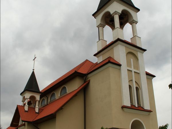 Drewniany kościół filialny pw. Wszystkich Świętych wzniesiony w roku 1676. Nowy kościół  wzniesiony w ostatnich latach .