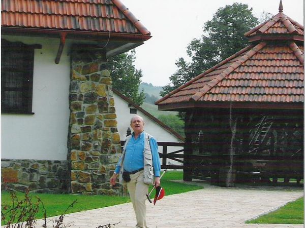 Obiekty Chutoru Kozackiego" - ośrodek "Łukoraj", na podwórcu /...cu - dobrze!/ przy temacie : sełedec - Kozacy ukraińscy noszą krótko strzyżoną głowę z długim n