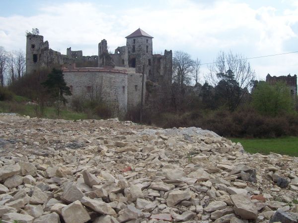 Zamek Tenczyn (Tęczyn) położony jest we wsi Rudno w województwie małopolskim, w powiecie krakowskim, w odległości 24 km na zachód od Krakowa, 5 km na południowy