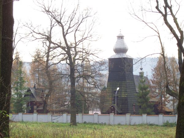 perełka bieszczadzka - przy pętli / cięciwie, dawna kaplica dworska, najstarszy drewniany kościół w Bieszczadach - tu : widok ze wzniesienia w parku dworskim -