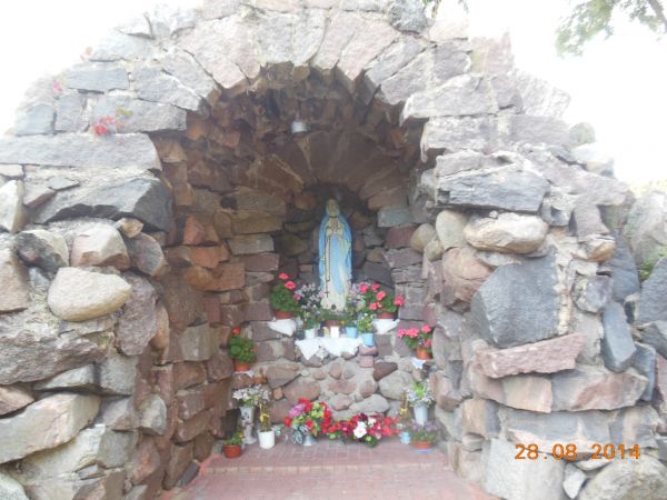 Grota przed kościołem