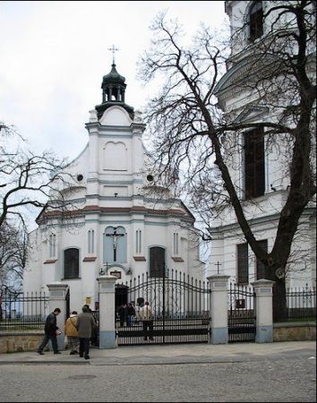 Kościół p.w. św. Bartłomieja Apostoła (fara) ufundowany przez króla Kazimierza Wielkiego, konsekrowany w 1356 r. Pierwotnie budowla gotycka, wielokrotnie przebu