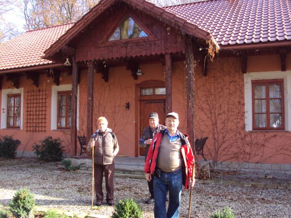 przed budynkiem dawnego folwarku - "w Chmurówkach".