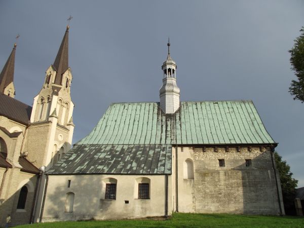 sanktuarium - najwyższej rangi na Ziemi Sandomierskiej, n/z stary kościółek.