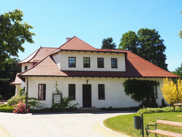 dwór - w zespole pałacowo - parkowym,tu widok od strony "domku z kolumnami".