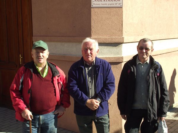 Pan Czesław Szajna - prezes Stowarzyszenia "Nasz Rymanów" z chętnymi do zwiedzenia ekspozycji Regionalnej Izby Historycznej - z grupy turystycznej Uniwersytetu