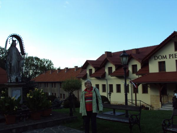 na wirydarzu - przed figurą Matki Bożej, po prawej: infrastruktura pątnicza.