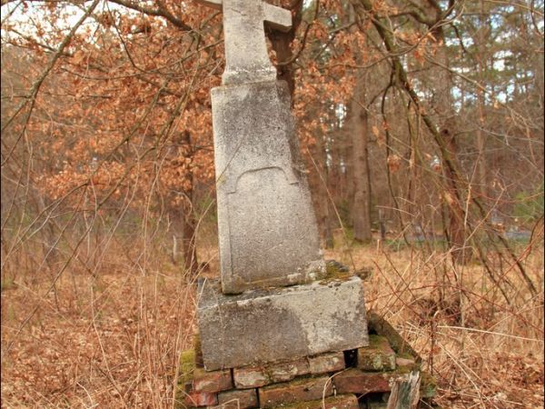 Stary cmentarz greckokatolicki przy cerkwi w Mołodyczu. Obecnie używany sporadycznie .