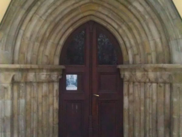 Zabytkowy portal w kościele św Wawrzyńca