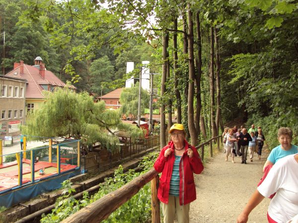 w dole po lewej : Muzeum Górnictwa i Hutnictwa a dalej do zwiedzania sztolnia dawnej kopalni złota, tu zaś w drodze do Leśnego Parku Przygody "Skalisko" - tam r