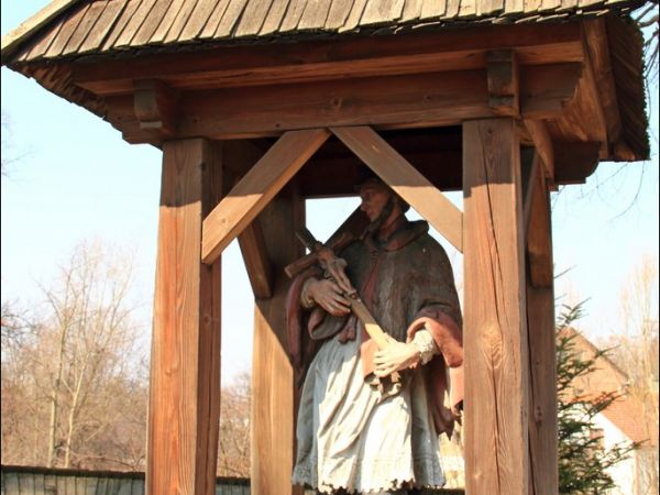 Drewniany kościół konstrukcji zrębowej pw. św. Sebastiana, wzniesiony w roku 1737. W roku 1980 był gruntownie odnawiany z całkowitą wymianą gontów. W  obrębie o